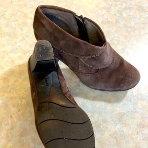 these are Clark’s, Sidezip and in excellent condition -So sleek and fashionable